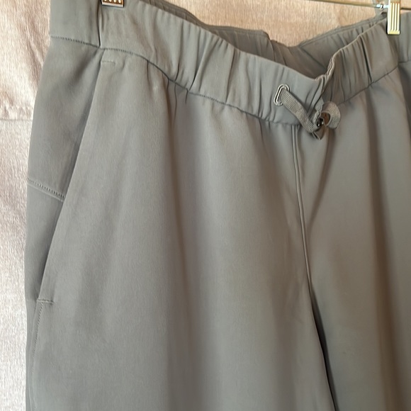 Lulu lemon size 10 Olive joggers - Picture 4 of 4